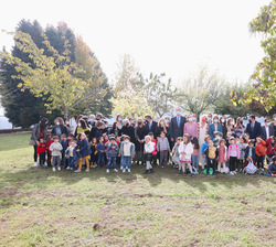 Sus Majestades los Reyes junto a los alumnos y autoridades